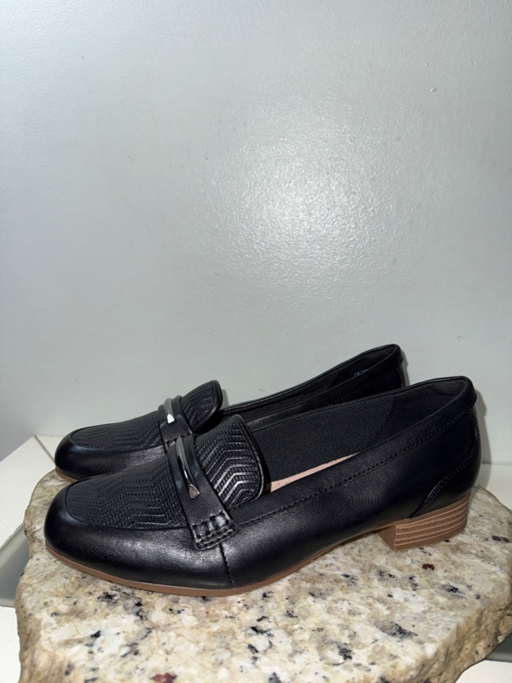 Clarks Juliet Aster Black Leather Loafers Sleek Comfort Low Block Heel Sz 8.5 - Picture 7 of 16